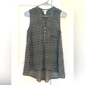H&M tunic top sleeveless black & white printed semi sheer hi-low hem size 2